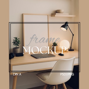 以下が含まれることがあります： 額縁のモックアップ、ラップトップ、デスクランプを備えた明るい木製のデスク。 デスクは、小さな鉢植えの植物、丸いランプ、白い椅子でスタイリングされています。 「frame MOCKUP」という言葉が画像に書かれています。