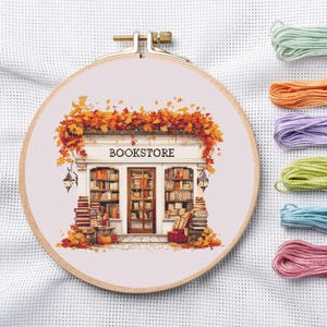 Gemütliches herbstliches Buchladen-Kreuzstichmuster – Stickvorlage für eine Herbstbibliothek (PDF)