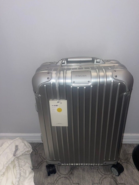 RIMOWA Classic Cabin 21.7 inch Carry-Ons - Silver 