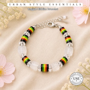 Peut inclure: Un bracelet Reggae Riddim avec une chaîne et un fermoir argentés. Le bracelet présente des sections alternées de perles noires, rouges, jaunes et vertes, et des perles transparentes de forme carrée. Le texte "URBAN STYLE ESSENTIALS" et "Reggae Riddim Bracelet" sont visibles.