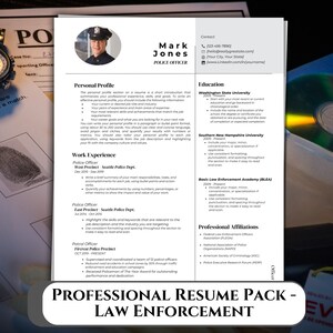 Könnte beinhalten: Eine professionelle Lebenslaufvorlage für einen Polizeibeamten mit Foto, Kontaktdaten und Abschnitten für persönliches Profil, Berufserfahrung und Ausbildung. Das Design umfasst eine Uhr, Fingerabdruck-Beweise und eine CD.