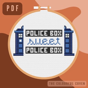 Op de afbeelding: Borduurpatroon met een blauwe politiekast met de tekst "Police Box" boven en onder de afbeelding, en het woord "Sweet" ertussen.