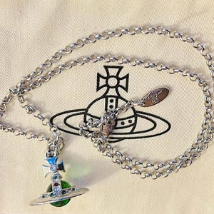 Versilberte 3D Mint Grün Orb Anhänger Halskette. Geschenk für Sie, Geschenk für Ihn.