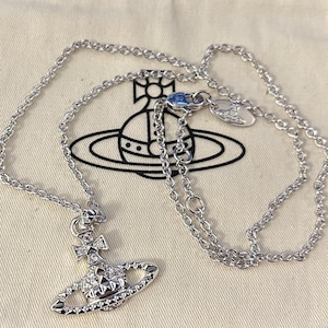 Unisex versilbert Mayfair Saturn Anhänger Halskette. Geschenk für Sie, Geschenk für Ihn.