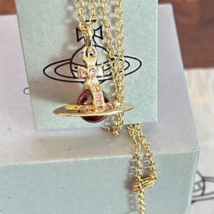 Nana Unisex Medium 3D Red Orb Anhänger Halskette in Goldton. Geschenk für Sie, Geschenk für Ihn.