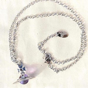 Mittelgroße 3D Light Purple Lilac Orb Anhänger Halskette. Geschenk für Sie, Geschenk für Ihn.