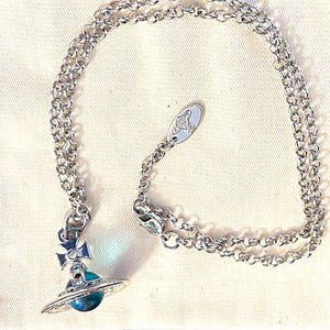 Collar Nana Silver con colgante de orbe azul océano 3D mediano y cristales de Swarovski. Regalo para ella y para él.