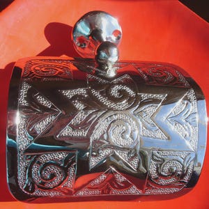 Porta rotolo di carta igienica da parete in argento marocchino (misura piccola) inciso/martellato a mano - VARIE