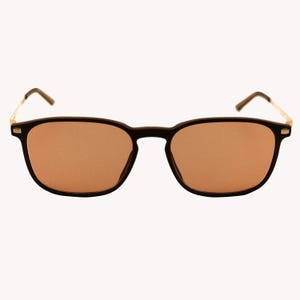 Könnte beinhalten: Sonnenbrille mit schwarzem Rahmen und braunen Gläsern. Die Brille hat eine klassische, rechteckige Form mit goldfarbenen Bügeln. Die Gläser sind warmbraun und die Rahmen sind mattschwarz.