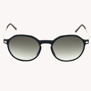Könnte beinhalten: Runde, schwarze Sonnenbrille mit Farbverlaufsgläsern. Die mattschwarzen Rahmen haben silberfarbene Bügel. Die Gläser wechseln von dunkel nach hell. Klassischer Stil.