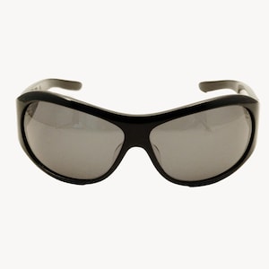 Puede incluir: Gafas de sol negras con un diseño curvo y envolvente. Las lentes son de color gris reflectante y las monturas son de color negro brillante. Las gafas de sol tienen una estética deportiva y moderna.