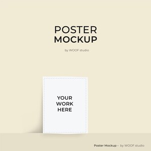 Könnte beinhalten: Ein weißer Poster-Mockup mit einem gepunkteten Rand. Der Text "YOUR WORK HERE" ist zentriert auf dem Poster.