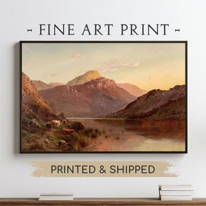 Póster de paisaje montañoso victoriano con puesta de sol y ganado pastando. Decoración de pared de bellas artes serena. Impresión enviada por correo. Póster de pared vintage. PS