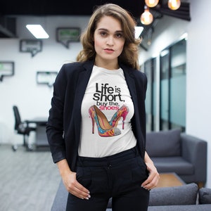 靴好きへのギフト - 人生は短い T シャツ、女性用ファッション レディ シャツ、靴 T シャツ ギフト、女性へのギフト、ファッション レディ シャツ