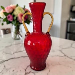 Jarrón vintage Empoli color rojo rubí Amberina de 35 cm (13,75 pulgadas) con dos asas.