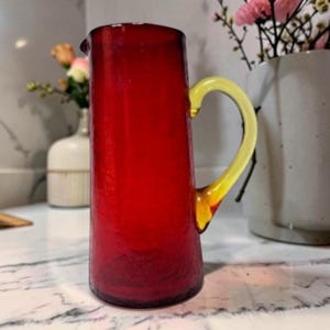 Jarra vintage de cristal craquelado ámbar rubí Blenko con asa dorada, estilo mediados de siglo, 7 pulgadas.