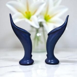 Jarrón Van Briggle Blue Purple Calla Lily de 9" marcado DLS y GP, juego de 2