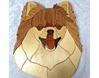 Intarsio tridimensionale di un cane Pomerania in legno, 25 x 33 cm, realizzato a mano.