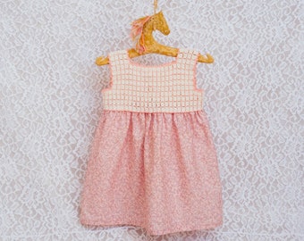 Rosa gehäkeltes Baumwollkleid für kleine Mädchen, Bio-Baby-Häkelkleidung, Baumwoll-Babykleid, Urlaubskleid, Kindermode, Blumenmädchenkleid, Geschenk