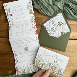 Concertina Hochzeitseinladung mit perforiertem Rsvp Wildblumen TriFold Invite Design und grünem handgemachtem Umschlag