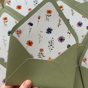 Salbeigrüne Umschläge mit Wildblumen-Liner handgefertigt