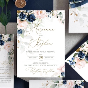 Marineblaue Hochzeitseinladungs-gesetzter blauer Umschlag mit Zwischenlagen blush rosa lädt Details Rsvp gedruckt ein