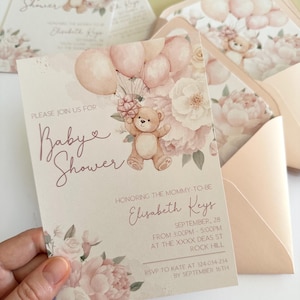Convite para chá de bebê com ursinho de pelúcia, sorteio de fraldas com flores rosa e livros para bebê, cartão, envelope rosa blush feito à mão