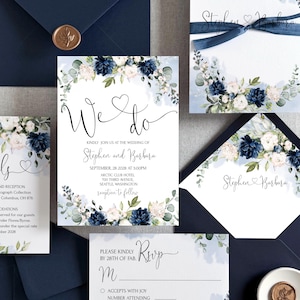 Ensemble de faire-part de mariage bleu marine, fleurs bleu roi crème, enveloppe faite main avec détails floraux personnalisés, cachet de cire Rsvp