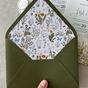 Grüne Umschläge mit Wildblumen Liner