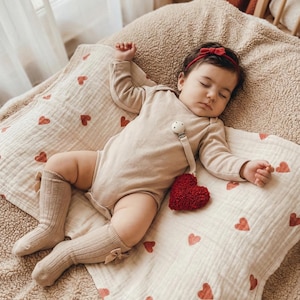 Baby Love organic muslin XL cotton blanket - 100% organic cotton - Baby swaddle - Muslin wrap cloth - Hearts large baby blanket