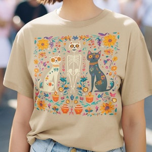 ユニセックスの死者の日Tシャツ、死者の日のお祝いのための伝統的なメキシコの祭壇デザイン、死者の日シャツ、ハロウィンTシャツ