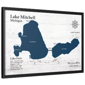 Könnte beinhalten: Eine blaue und weiße Karte des Lake Mitchell in Michigan, mit dem Namen und der Lage des Sees sowie dem Text "The William's Lake House".