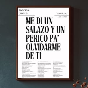 Op de afbeelding: Een zwart-witte poster met de titel "Me Di Un Salaza Y Un Perico Pa' Olvidarme De Ti" van Elovrga, Alex Favela. De poster toont de songteksten in het Spaans.