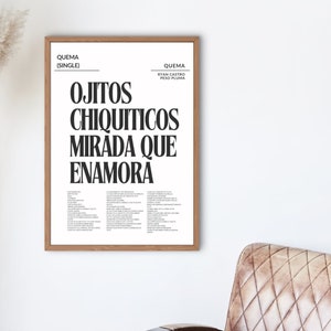 Pode incluir: Uma impressão emoldurada com o título "Ojitos Chiquiticos Mirada Que Enamora" e o texto "Quema (Single) Ryan Castro Peso Pluma". A impressão está sobre um fundo branco com texto preto.