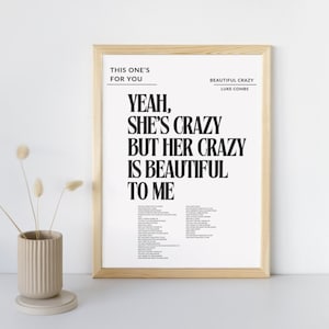 Peut inclure: Une impression encadrée avec les paroles de la chanson "Beautiful Crazy" de Luke Combs. Les paroles sont imprimées en noir sur un fond blanc. Le cadre est en bois clair.