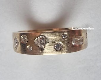 Cigarrring i 14k gult guld, vigselring i satinfinish, ring med spridda, flush setting, förlovningsring i moissanit med flera former, unik ring