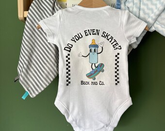 Ropa infantil única Beck and Co. Skate Baby Design disponible como mono o camiseta para bebé, colores personalizables, desde recién nacido hasta los 5 años