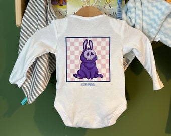 Ropa infantil única Beck and Co. Easter Design disponible como camiseta o camiseta para bebé, colores personalizables, desde recién nacido hasta los 5 años
