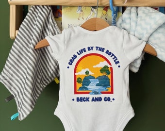 Ropa infantil única Beck and Co. Waterfall Baby Vest disponible como camiseta o mono para bebé, colores personalizables, desde recién nacido hasta los 5 años