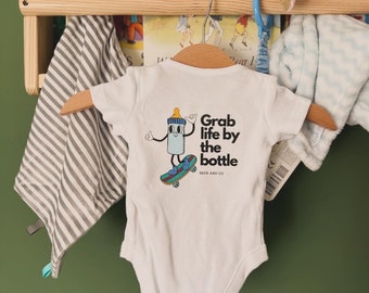 Ropa infantil única Beck and Co. Milk Baby Design disponible como mono o camiseta para bebé, colores personalizables, desde recién nacido hasta los 5 años