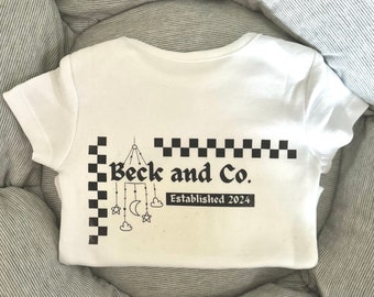 Diseño exclusivo de ropa para niños Beck and Co. Chaleco para bebé disponible como mono o camiseta, colores personalizables, desde recién nacido hasta los 5 años.