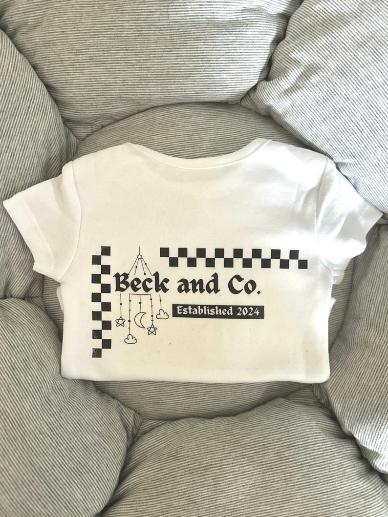 Diseño exclusivo de ropa para niños Beck and Co. Chaleco para bebé disponible como mono o camiseta, colores personalizables, desde recién nacido hasta los 5 años. imagen 1