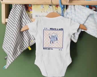 Ropa infantil única Beck and Co. Diseño personalizado para bebés disponible como mono o camiseta para bebés, colores personalizables, desde recién nacido hasta los 5 años