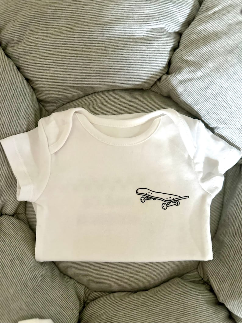 Diseño exclusivo de ropa para niños Beck and Co. Chaleco para bebé disponible como mono o camiseta, colores personalizables, desde recién nacido hasta los 5 años. imagen 2