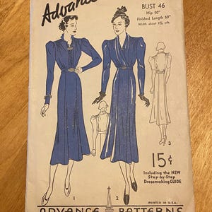 Può includere: Modello di cucito vintage per un abito, modello Advance numero 1667. Il modello include istruzioni per un abito con un corpetto aderente e una gonna ampia. Il modello è per una taglia di busto di 117 cm e una taglia di fianchi di 127 cm. Il modello è stampato su carta color crema con testo nero e illustrazioni.