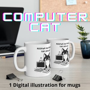 Puede incluir: Taza de cerámica blanca con una ilustración en blanco y negro de un gato sentado frente a un ordenador. El texto en la taza dice "Keeping an eye on the mouse!"