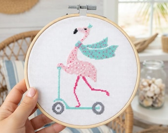 Schema per punto croce "Fenicottero rosa su uno scooter" - Download digitale in PDF