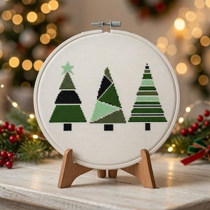 Patrón de punto de cruz contado de árbol de Navidad en negro y verde - Descarga digital en PDF