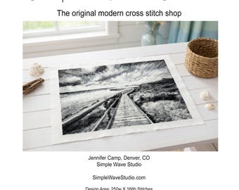 Paesaggio marino in bianco e nero con passeggiata sul lungomare - Schema per punto croce