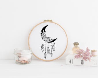 Modello per ricamo a mano su telaio con acchiappasogni di luna e fiori selvatici - Download digitale in PDF